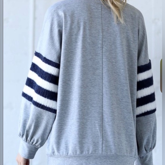 Wonderland Grey And Blue Sweatshirt With Puff Sleeves Size Large - Picture 2 of 4